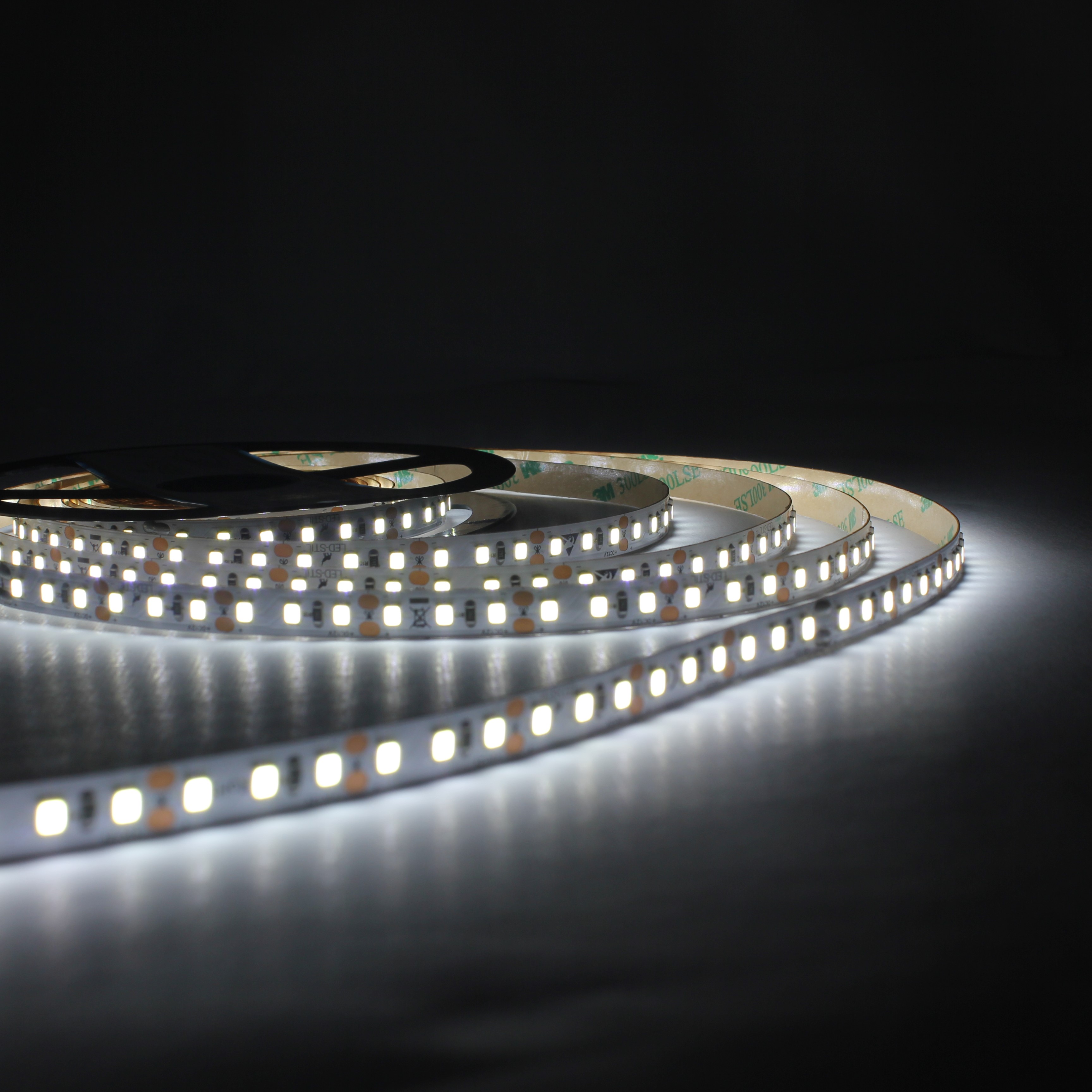 Світлодіодна стрічка LED-STIL 6000K 9,6 Вт/м 2835 120 діодів IP33 24 Вольти 1100 lm холодне світло